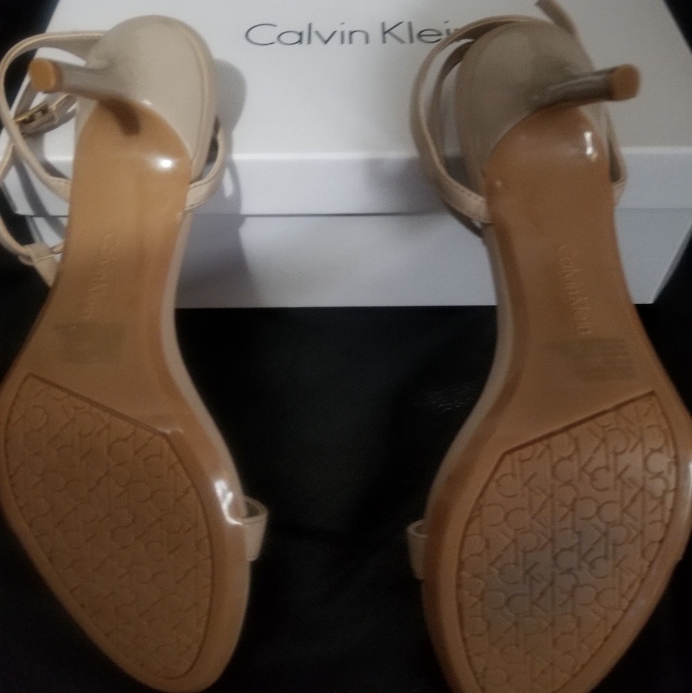 SHOES - Picture 2 of 4